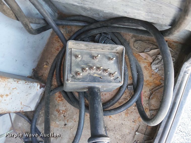 image for item NU9759 2000 Ford F550 Super Duty XL utility / service truck