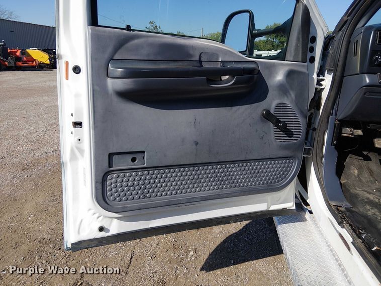 image for item NU9759 2000 Ford F550 Super Duty XL utility / service truck