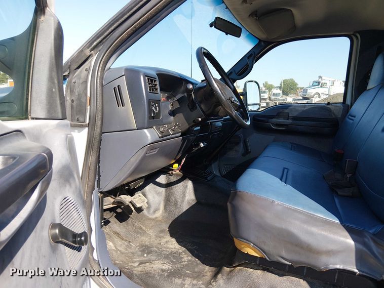 image for item NU9759 2000 Ford F550 Super Duty XL utility / service truck