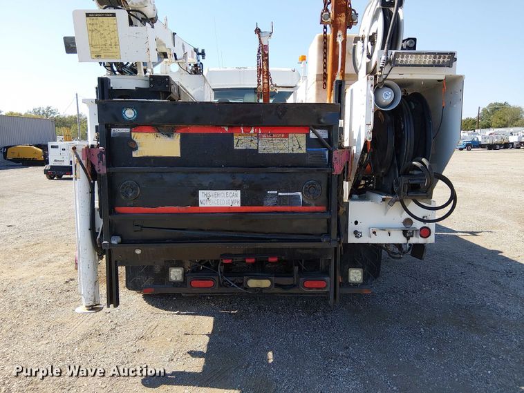 image for item NU9765 2014 Freightliner 108SD utility / service truck