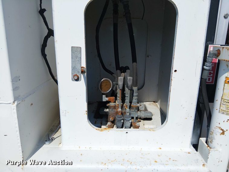 image for item NU9765 2014 Freightliner 108SD utility / service truck