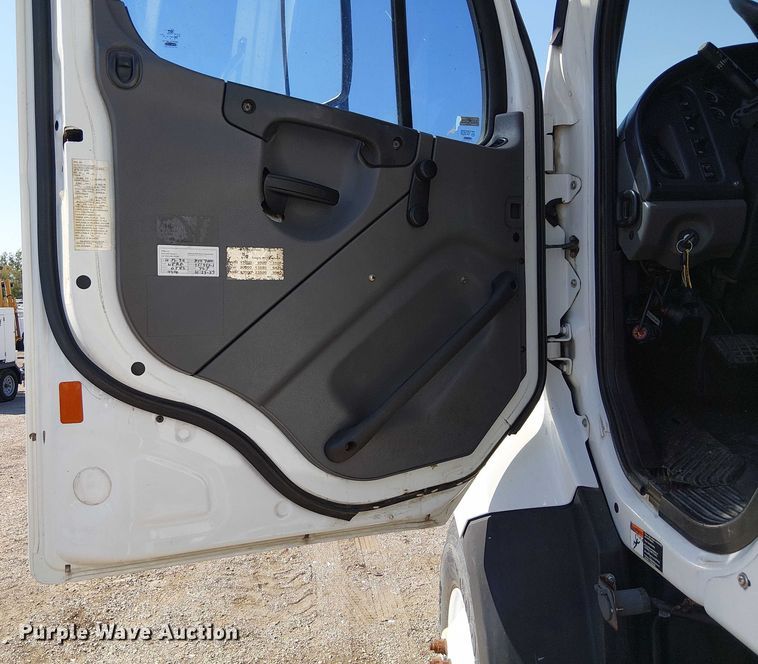 image for item NU9765 2014 Freightliner 108SD utility / service truck