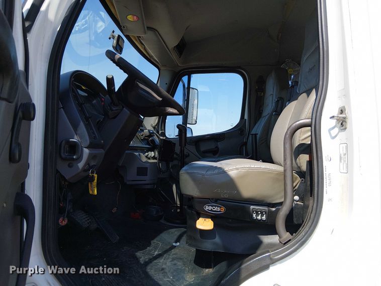 image for item NU9765 2014 Freightliner 108SD utility / service truck