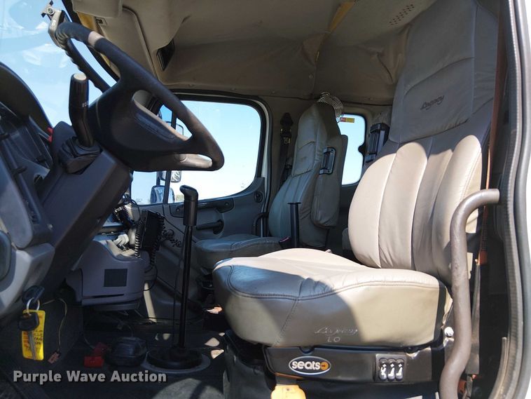 image for item NU9765 2014 Freightliner 108SD utility / service truck