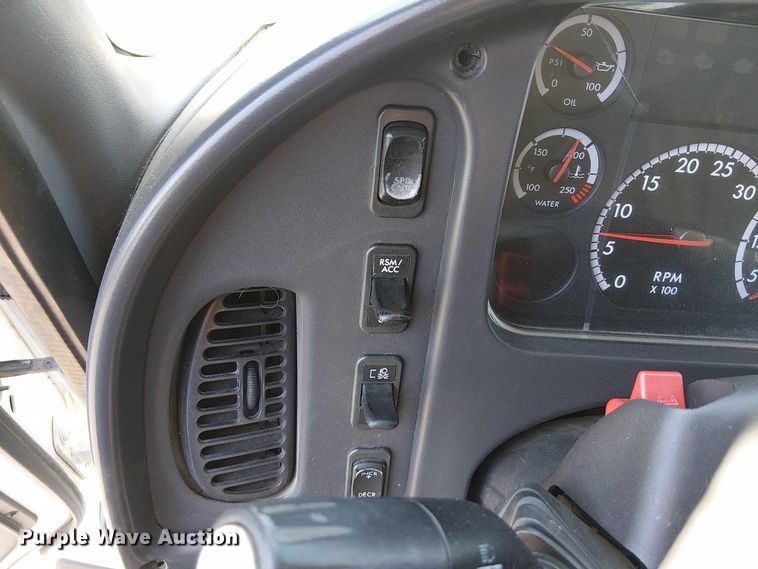 image for item NU9765 2014 Freightliner 108SD utility / service truck