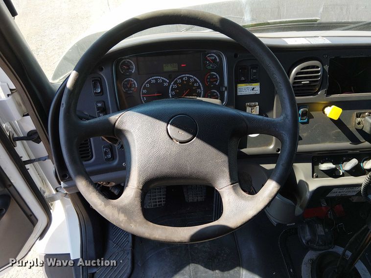 image for item NU9765 2014 Freightliner 108SD utility / service truck