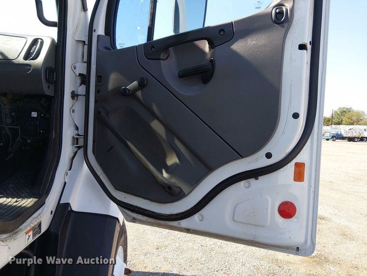 image for item NU9765 2014 Freightliner 108SD utility / service truck