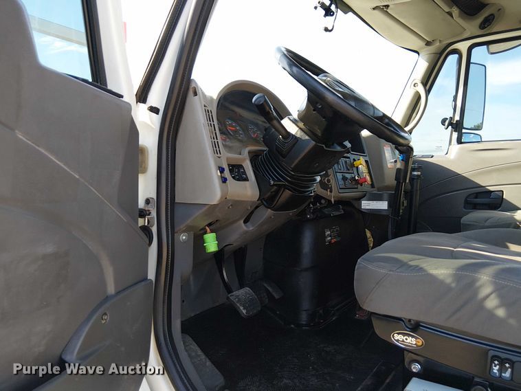 image for item NU9769 2008 International WorkStar 7500 Crew Cab crane truck