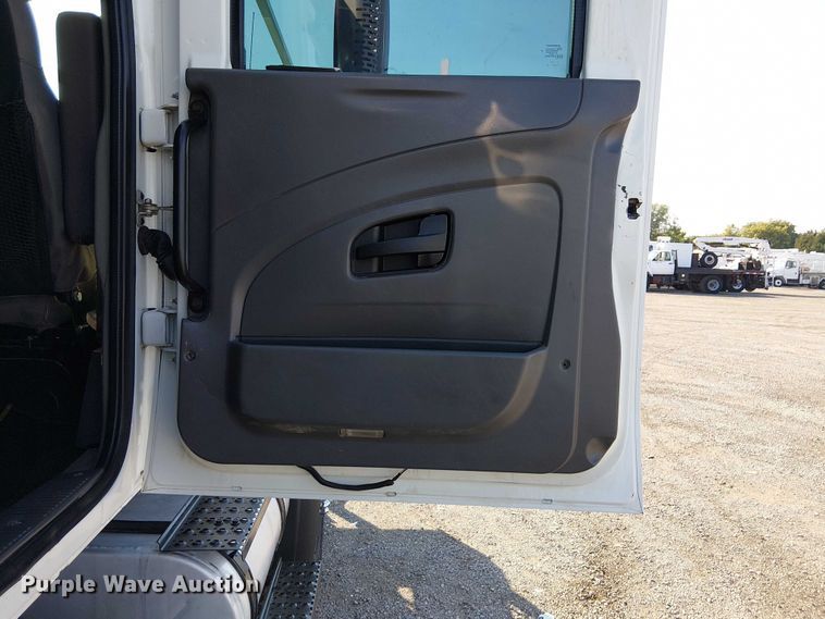 image for item NU9769 2008 International WorkStar 7500 Crew Cab crane truck