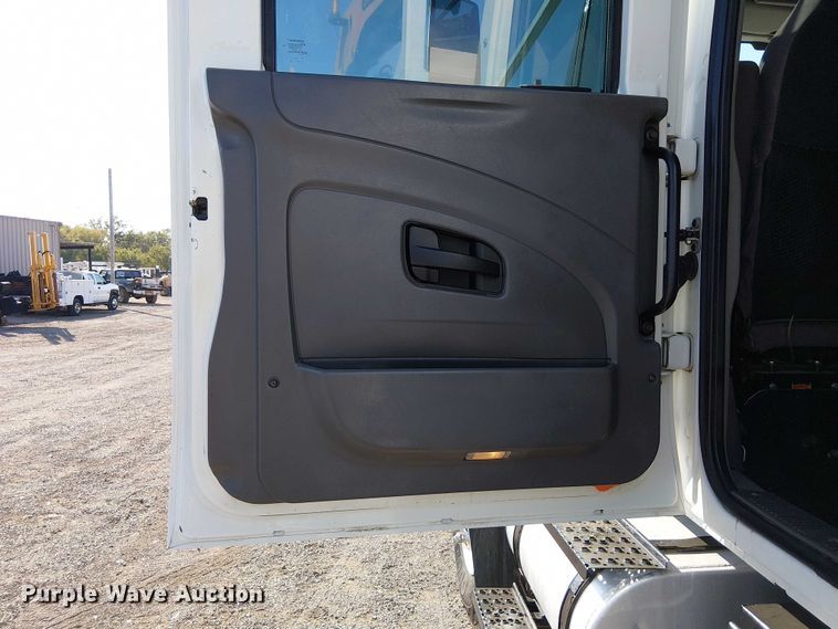 image for item NU9769 2008 International WorkStar 7500 Crew Cab crane truck