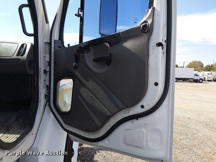 image for item NU9783 2007 Freightliner Business Class M2 Crew Cab crane truck