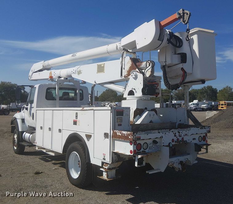 image for item NU9784 2011 International 7300 bucket truck