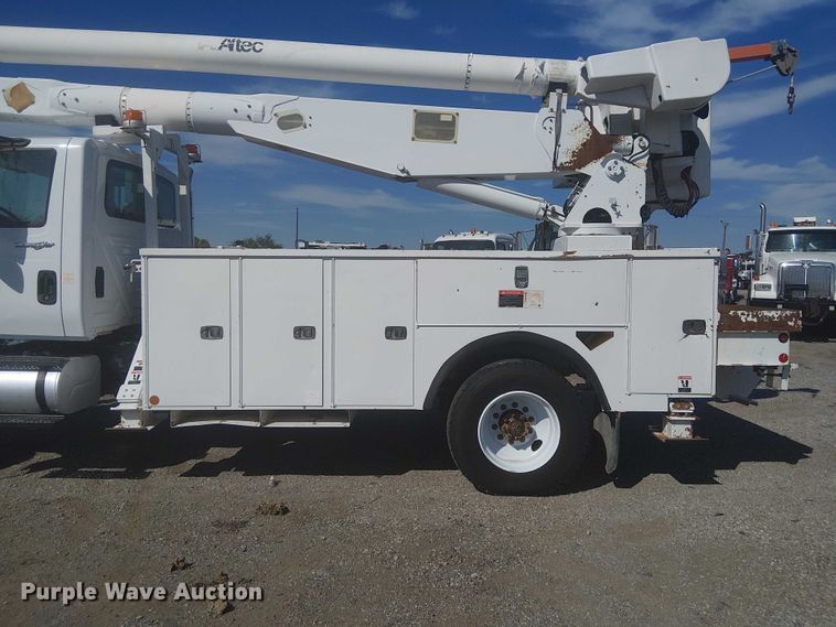 image for item NU9784 2011 International 7300 bucket truck
