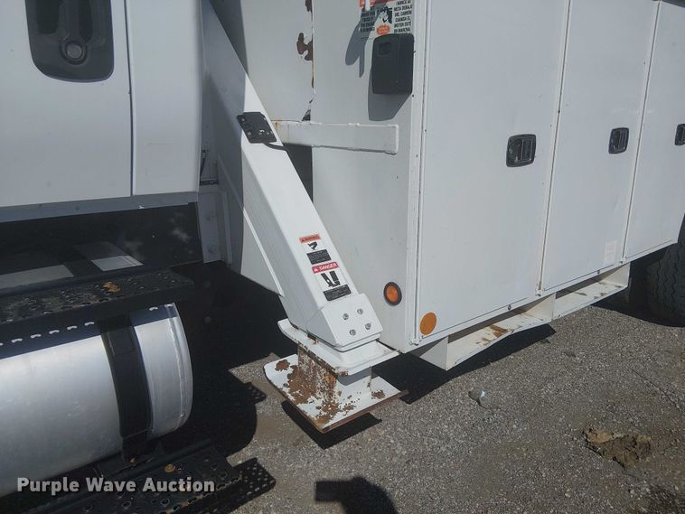 image for item NU9784 2011 International 7300 bucket truck