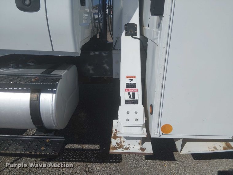 image for item NU9784 2011 International 7300 bucket truck