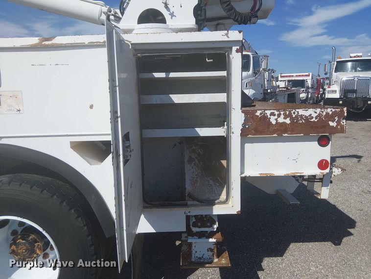 image for item NU9784 2011 International 7300 bucket truck