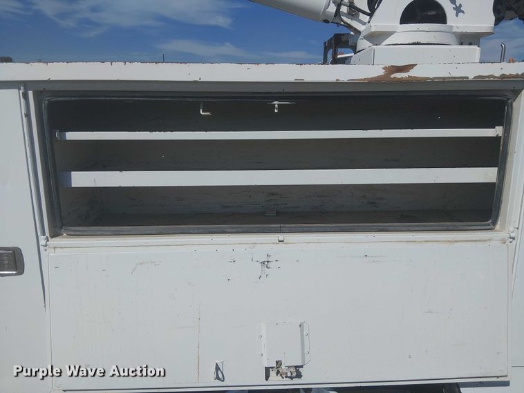 image for item NU9784 2011 International 7300 bucket truck