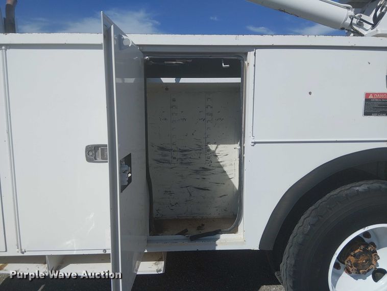 image for item NU9784 2011 International 7300 bucket truck