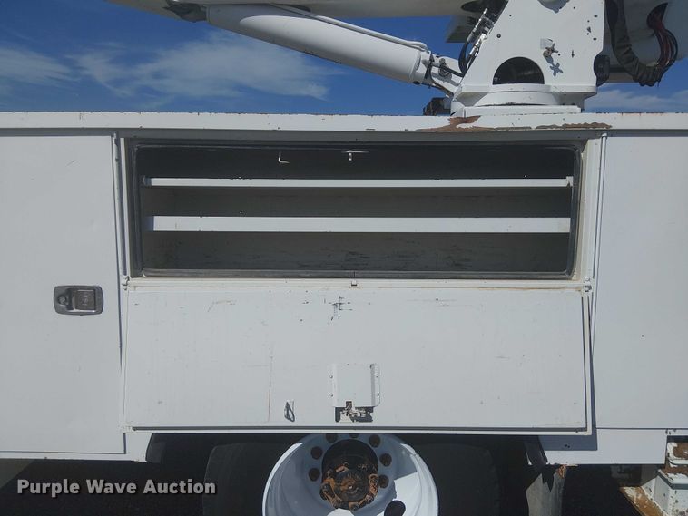 image for item NU9784 2011 International 7300 bucket truck