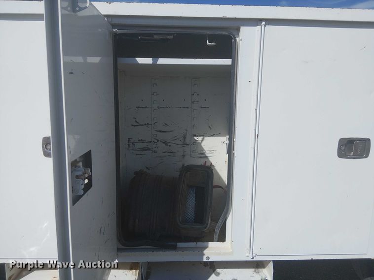 image for item NU9784 2011 International 7300 bucket truck