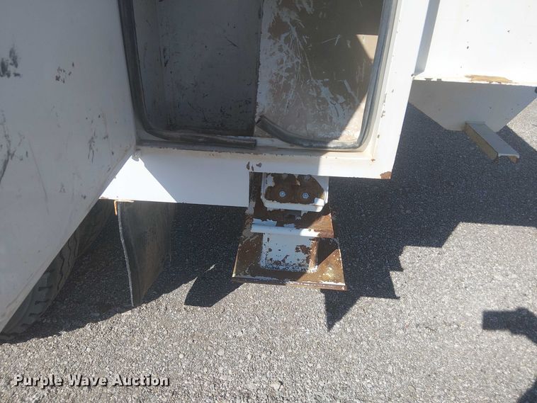 image for item NU9784 2011 International 7300 bucket truck