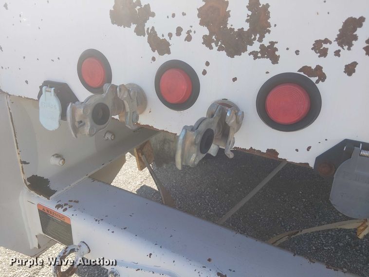 image for item NU9784 2011 International 7300 bucket truck