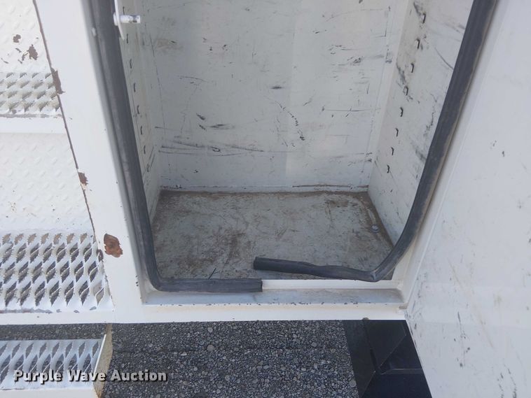 image for item NU9784 2011 International 7300 bucket truck