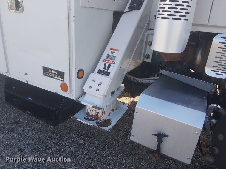 image for item NU9784 2011 International 7300 bucket truck