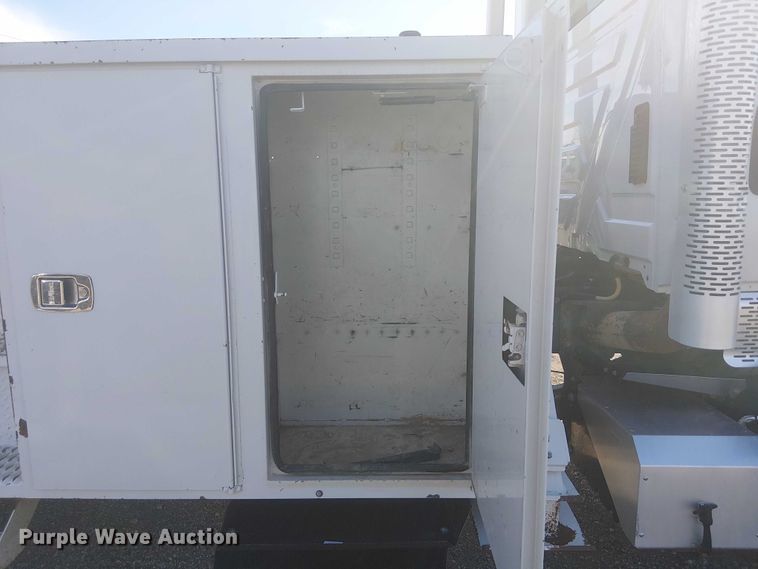 image for item NU9784 2011 International 7300 bucket truck