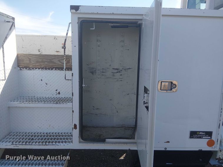 image for item NU9784 2011 International 7300 bucket truck