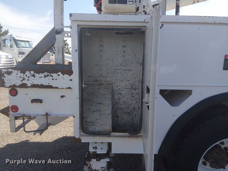 image for item NU9784 2011 International 7300 bucket truck