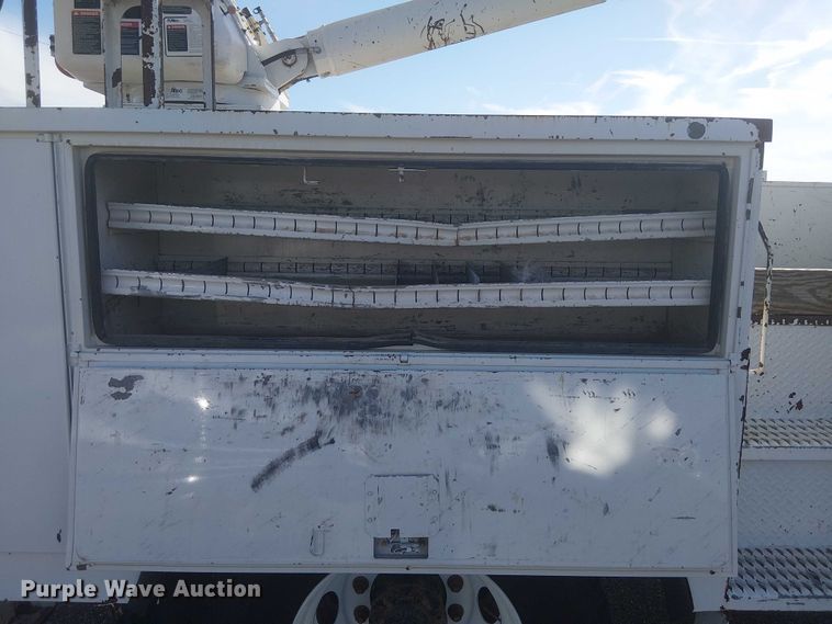 image for item NU9784 2011 International 7300 bucket truck