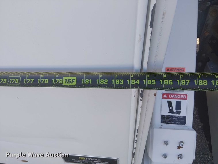 image for item NU9784 2011 International 7300 bucket truck