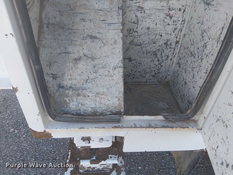 image for item NU9784 2011 International 7300 bucket truck