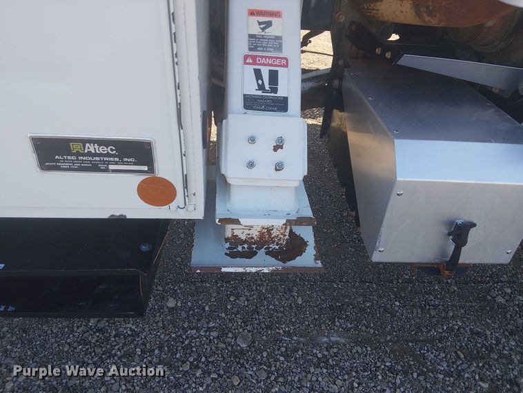 image for item NU9784 2011 International 7300 bucket truck