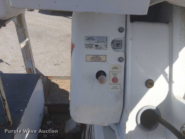 image for item NU9784 2011 International 7300 bucket truck