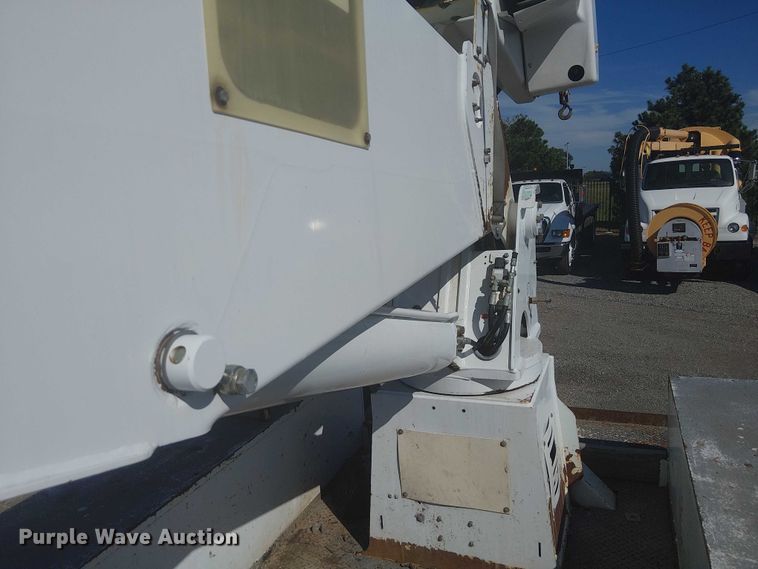 image for item NU9784 2011 International 7300 bucket truck