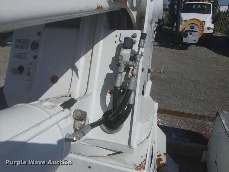 image for item NU9784 2011 International 7300 bucket truck