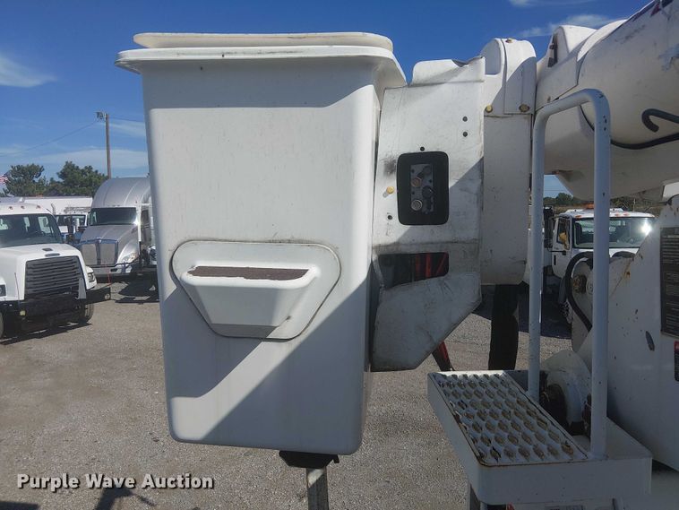 image for item NU9784 2011 International 7300 bucket truck