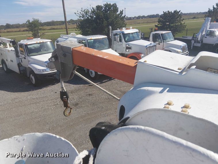 image for item NU9784 2011 International 7300 bucket truck