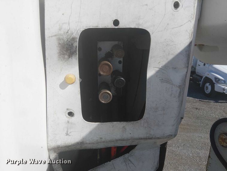 image for item NU9784 2011 International 7300 bucket truck