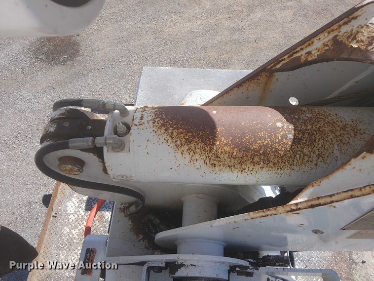 image for item NU9784 2011 International 7300 bucket truck