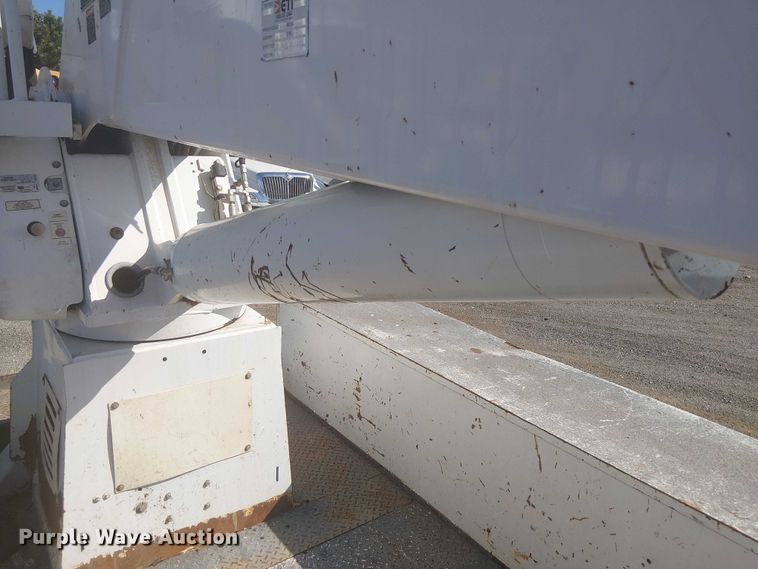 image for item NU9784 2011 International 7300 bucket truck