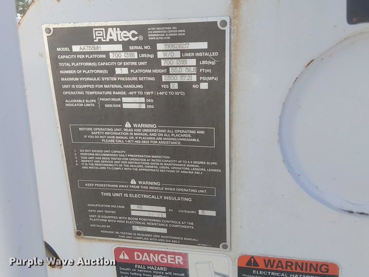 image for item NU9784 2011 International 7300 bucket truck