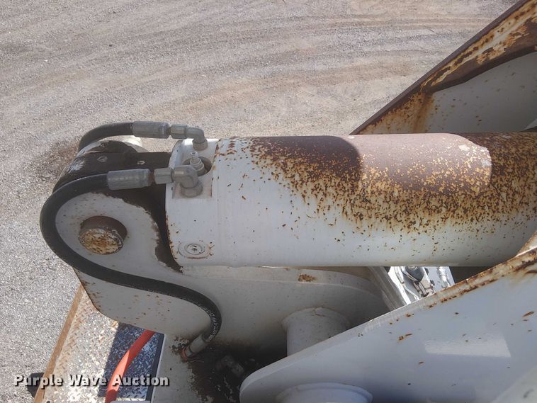 image for item NU9784 2011 International 7300 bucket truck