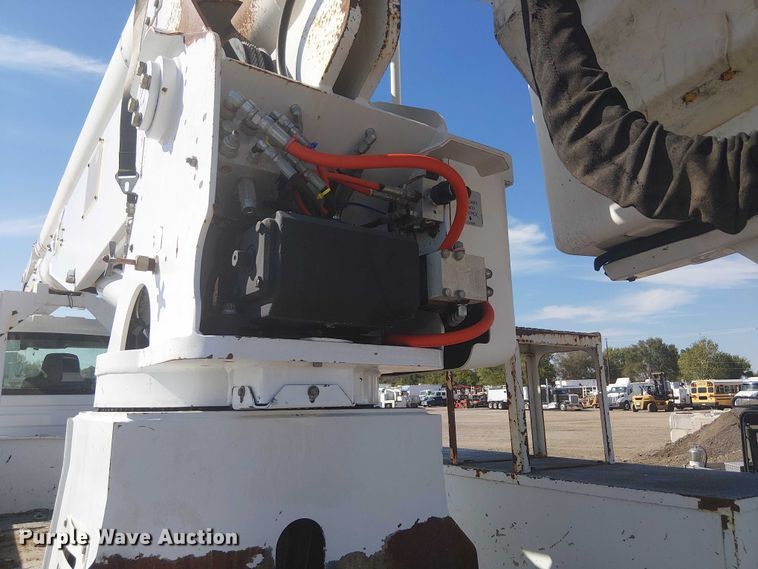 image for item NU9784 2011 International 7300 bucket truck