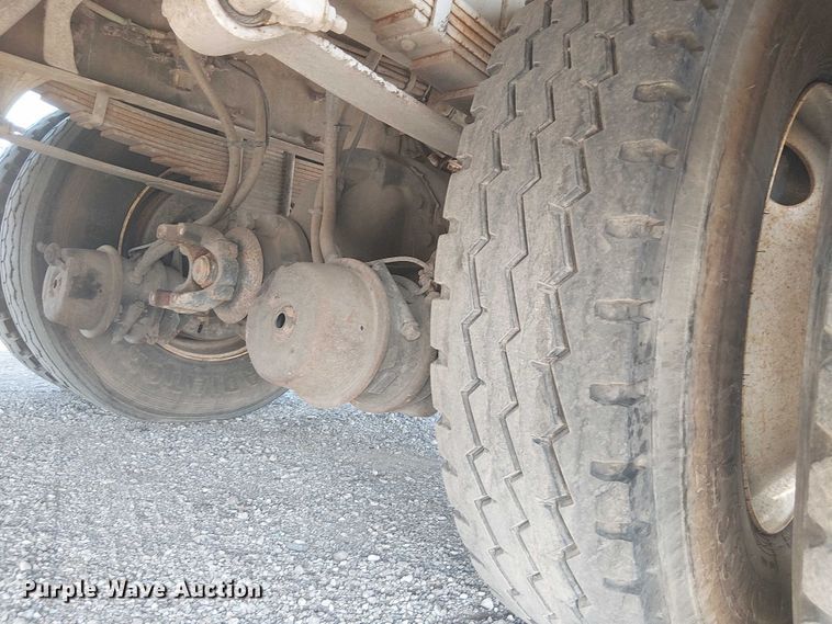 image for item NU9784 2011 International 7300 bucket truck