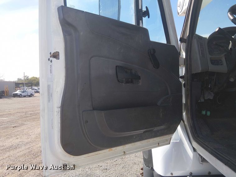 image for item NU9784 2011 International 7300 bucket truck