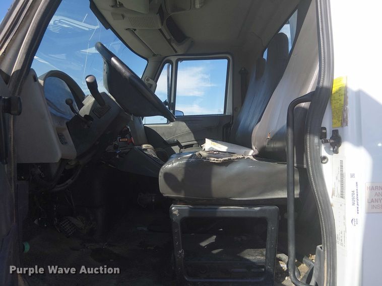 image for item NU9784 2011 International 7300 bucket truck