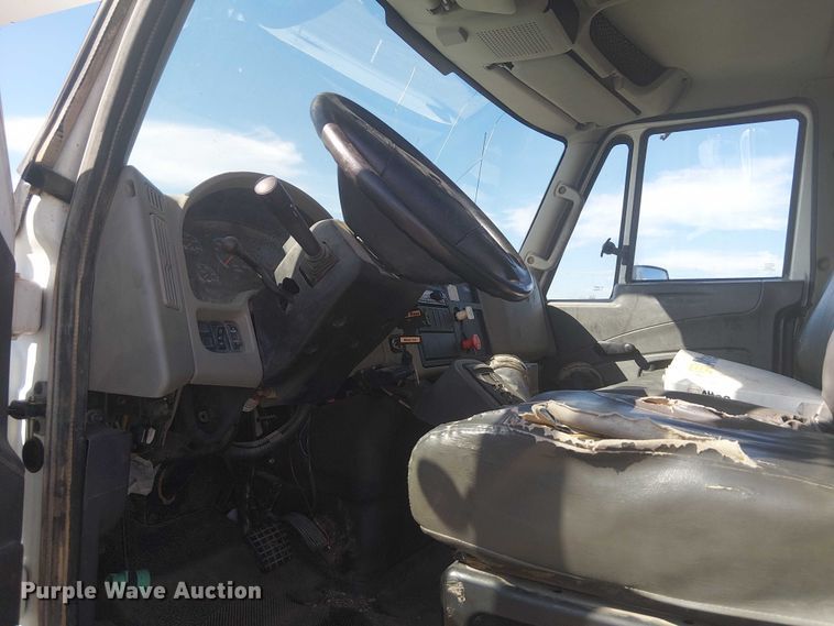 image for item NU9784 2011 International 7300 bucket truck